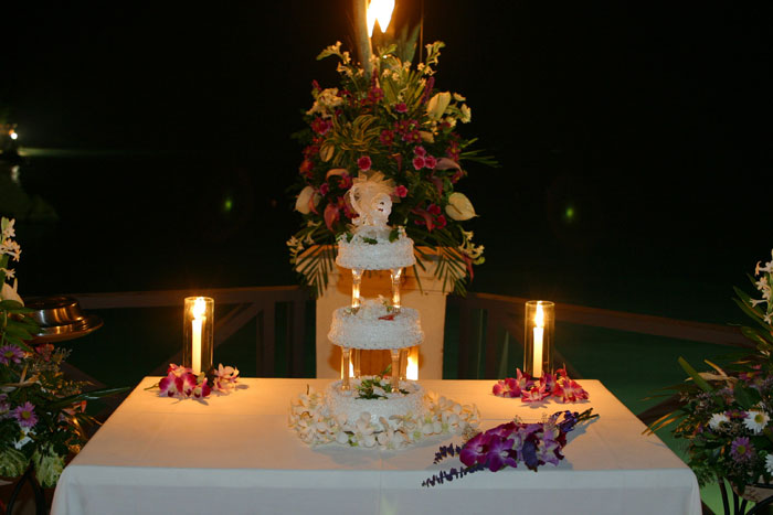 candle-caribbean-wedding-cake